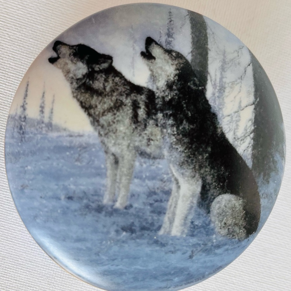 Cry Of The Wild by Jon Van Zyr Artic Majesty Round Porcelain Music Box VTG 1995